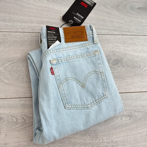 LEVI’S Wedgie Icon Jeans - Light Wash - Picture 7 of 13
